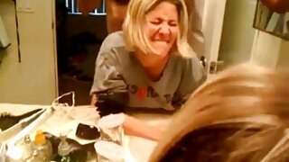 Une jolie brune contrôle l'orgasme de sa film x romantique copine avec une télécommande